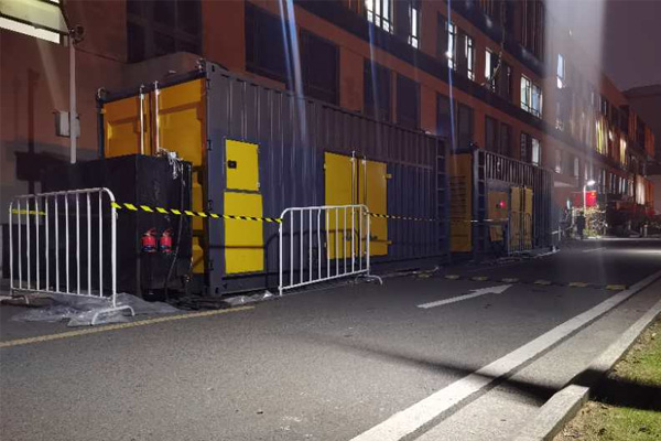 林周柴油发电机组的输出电压是如何调节的？