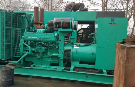 林周发电机组如何判断水冷式机油散热器内部是否需要清洗？